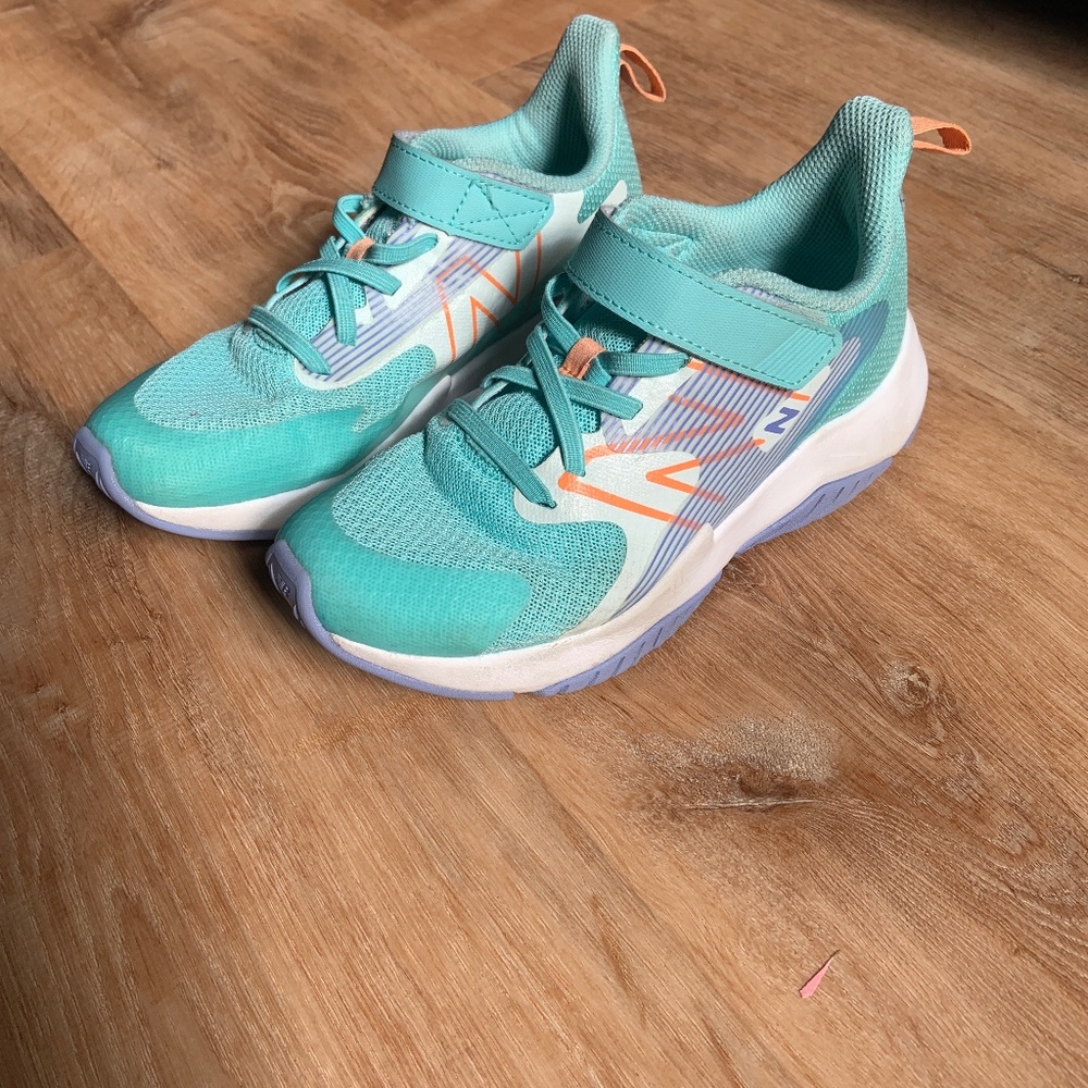 Girls New Balance rave run shoes size 3